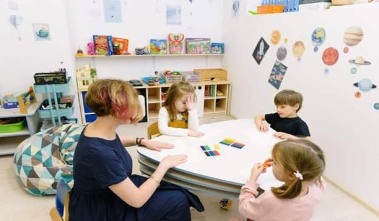 Top 10 centre Cambridge pentru pregătirea copiilor din Bucureşti care oferă cursuri online şi offline